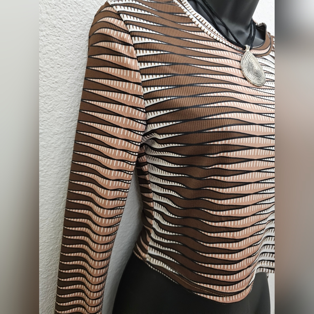 Striped Long Sleeve Crop Top - Picture 4 of 6